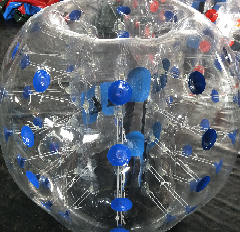 清流水上充气球。